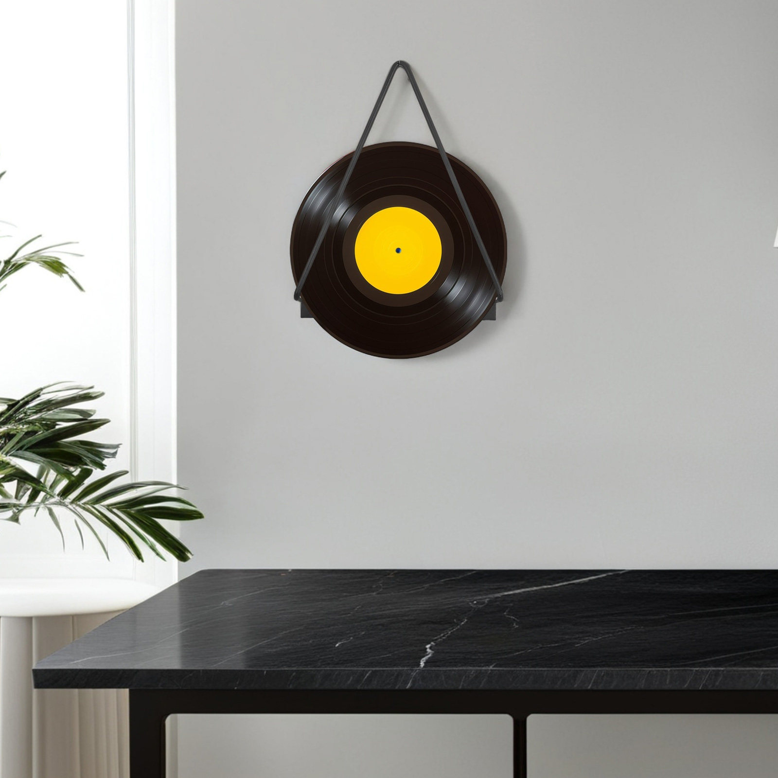 Floating Shelves - 黒色の金属製壁掛けレコード棚、頑丈な鉄製構造、三角形のフローティングデザインで狭いスペースでのレコード収納に最適