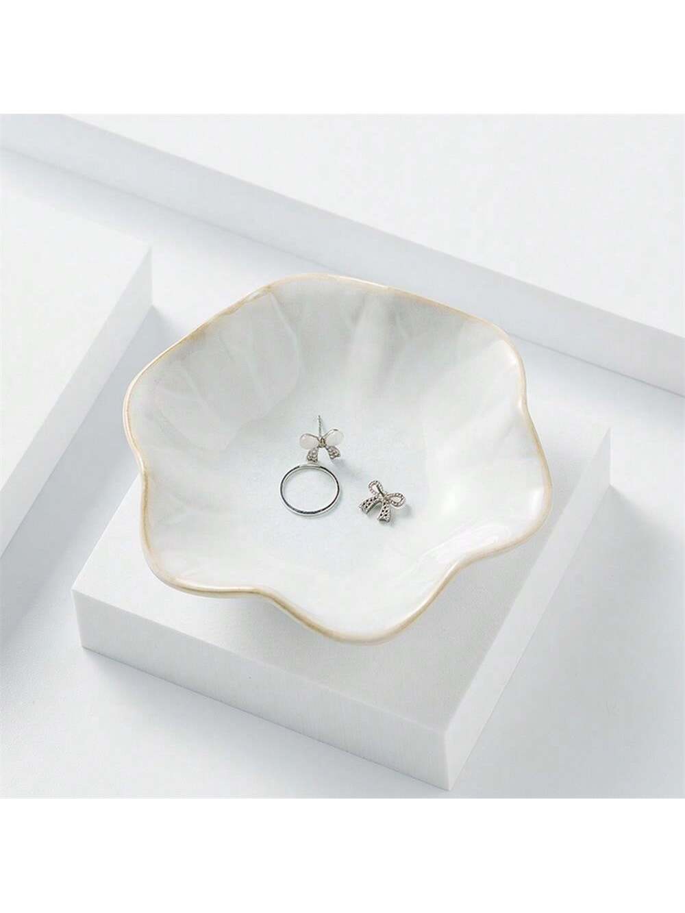 Ceramic Trinket Dish - 1個のセラミック製花びら型ジュエリートレイ、シンプルな不規則なジュエリープレート、ジュエリー収納用装飾プレート、ディスプレイ用プレート