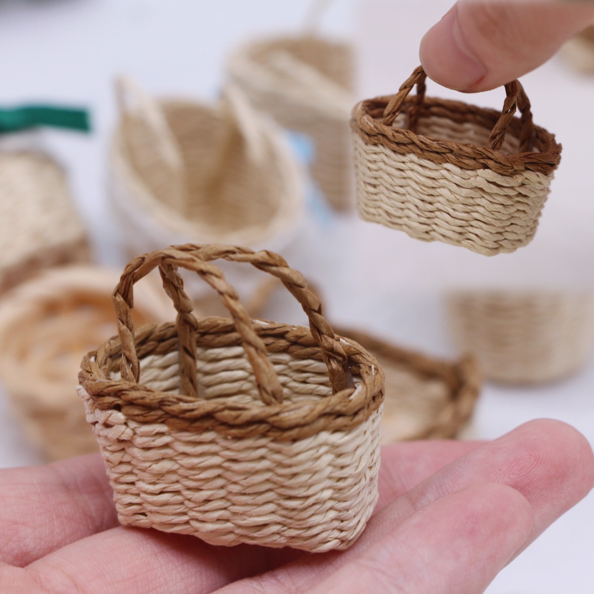 1Pc ドールハウス手織りラフィット草ハンドヘルドバスケット - Rattan Plant Basket のレビューと価格