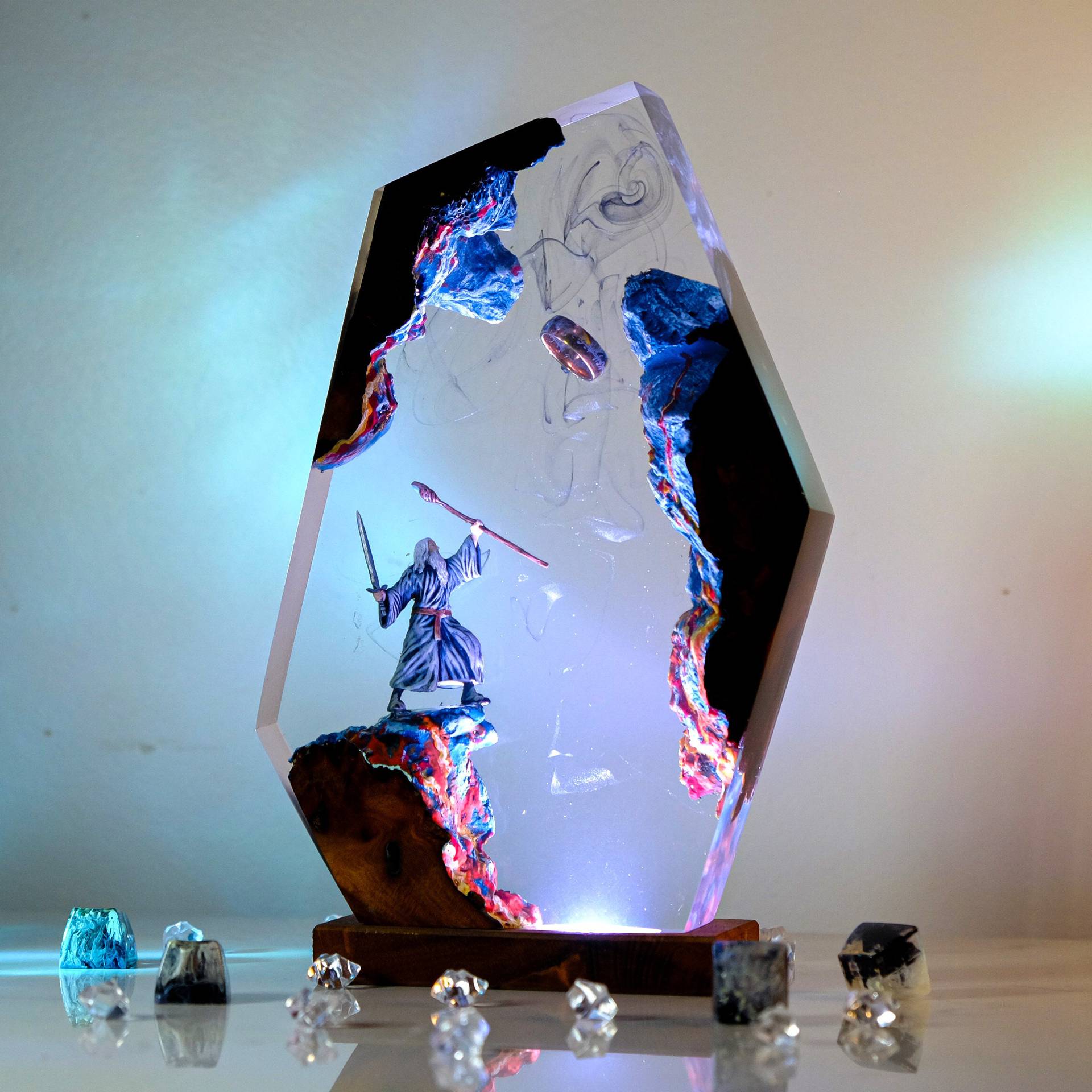 映画シーンフィギュアテーブル樹脂ランプマジックリングカラフル - Home Decor Zen のレビューと価格